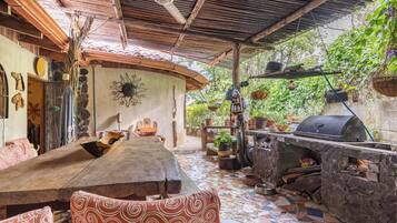 Dormitorio compartido, 4 habitaciones, fumadores | Restaurante al aire libre