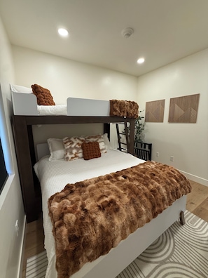 3 bedrooms, WiFi, bed sheets - Luxury Condo Alpine at Powder Town (Eden)