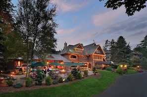 Eine Lodge mit Außenbestuhlung und einem gepflegten Garten.