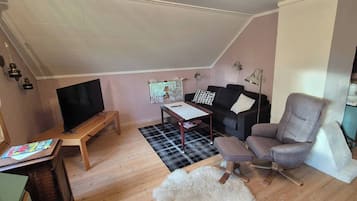 Cabin, 3 Bedrooms, Smoking, Balcony | Living room