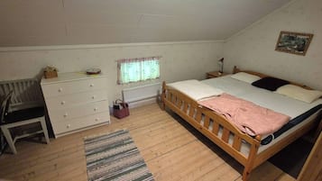 Cabin, 3 Bedrooms, Smoking, Balcony | 3 bedrooms