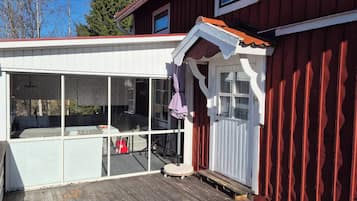 Cabin, 3 Bedrooms, Smoking, Balcony | Exterior detail