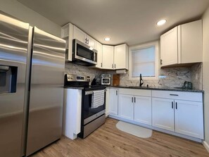 Coffee/tea maker, microwave, oven, dishwasher - Modern Downtown Newton House Unit (Newton)