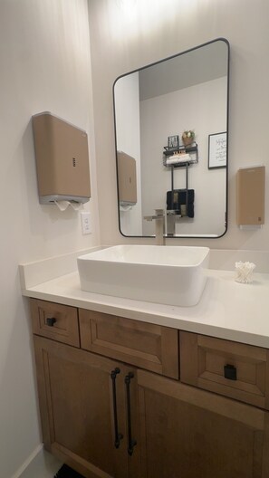 Bathroom - Tranquil 2-bedroom farmhouse with AC in charming Monroe (Monroe)