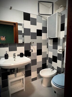 Haartrockner, Bidet, Handtücher, Seife