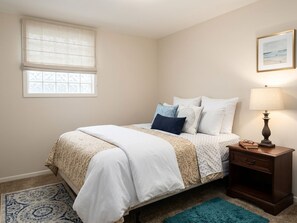 1 bedroom, internet, bed sheets - Peaceful 1-bedroom house with AC in charming Columbus (Columbus)