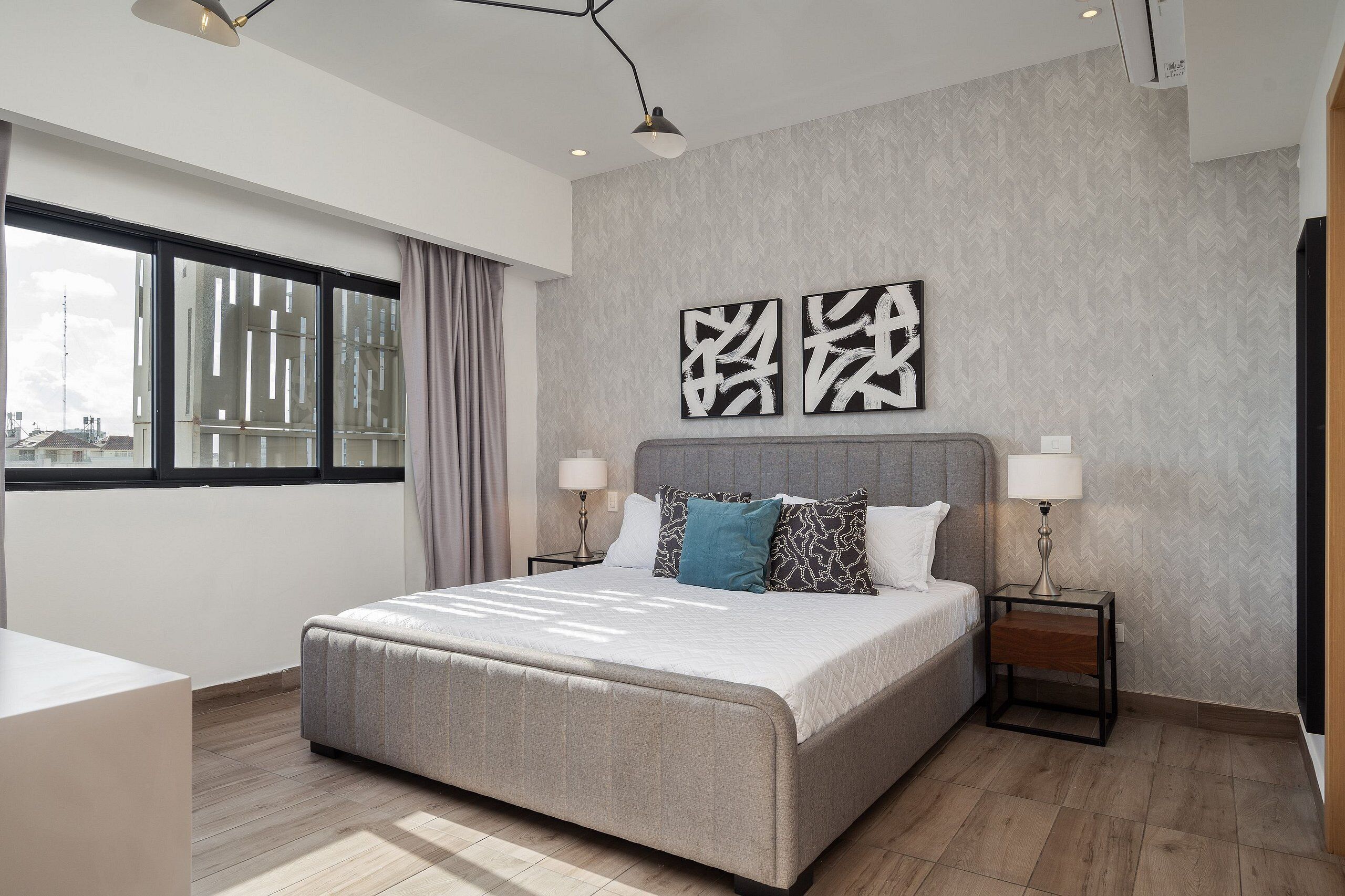 Tabla de planchar con plancha y ropa de cama
