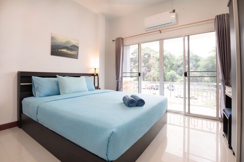 4BR Family Home Sleeps 9 • Garden & Sala • 15 Min to Old City