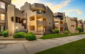 Exterior - "The Loft"- 5 Star Scottsdale Golf-Course Villa  Pool + Spa (Scottsdale)