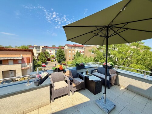 Penthouse with a Panorama balcony, and free Parking!