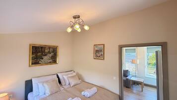 Iron/ironing board, WiFi, bed sheets