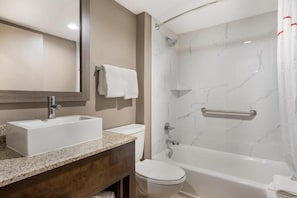Einzelzimmer, Haltegriffe in der Badewanne | Badezimmer | Dusche, Handtücher, Seife, Shampoo