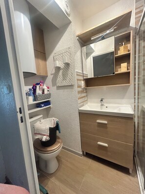 Shower, bidet - Vrbo Property (Argelès-sur-Mer)