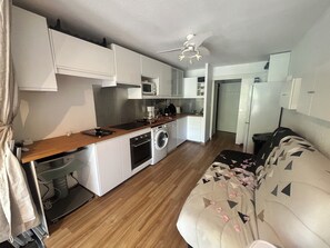 Coffee/tea maker, fridge, microwave, oven - Vrbo Property (Argelès-sur-Mer)