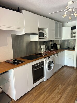Coffee/tea maker, fridge, microwave, oven - Vrbo Property (Argelès-sur-Mer)