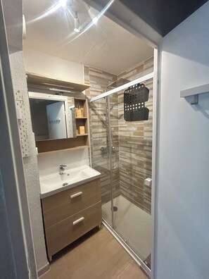 Shower, bidet - Vrbo Property (Argelès-sur-Mer)