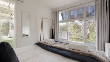 4 bedrooms, desk, iron/ironing board, WiFi