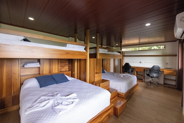 A room with bunk beds, a desk, and a chair. - Casa Odi-Sea 2.0 (Savegre)