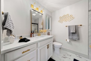 Secadora de cabello, toallas, jabón, papel de baño 