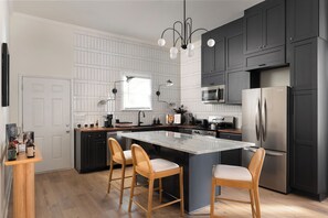 Private kitchen - Designer Bungalow -- Hot Tub -- BeltLine & Stadium (Atlanta)