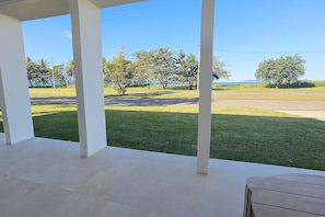 Beach/ocean view - Beachfront Home Townsville (Pallarenda)