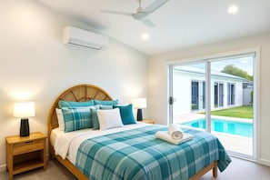 Blackout curtains, iron/ironing board, free WiFi - Beachfront Home Townsville (Pallarenda)