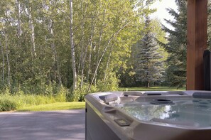 Outdoor spa tub - Yellow Sally Teton Springs Cabin in Victor, ID w/ A/C & Hot Tub (Victor)
