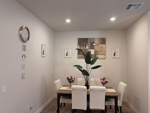 Dining - 3-bedroom house in lovely Lubbock with AC for your stay (Lubbock)