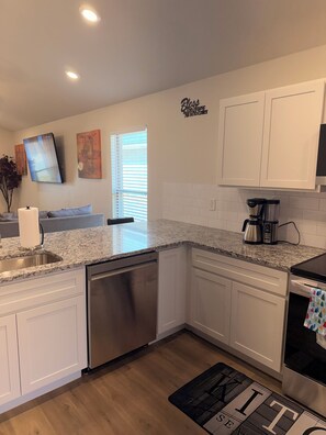 Private kitchen - 3-bedroom house in lovely Lubbock with AC for your stay (Lubbock)
