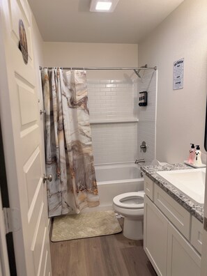 Bathroom - 3-bedroom house in lovely Lubbock with AC for your stay (Lubbock)