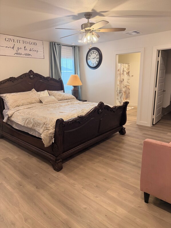 Room - 3-bedroom house in lovely Lubbock with AC for your stay (Lubbock)
