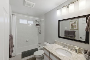 Chuveiro, secador de cabelo, toalhas de banho, shampoo