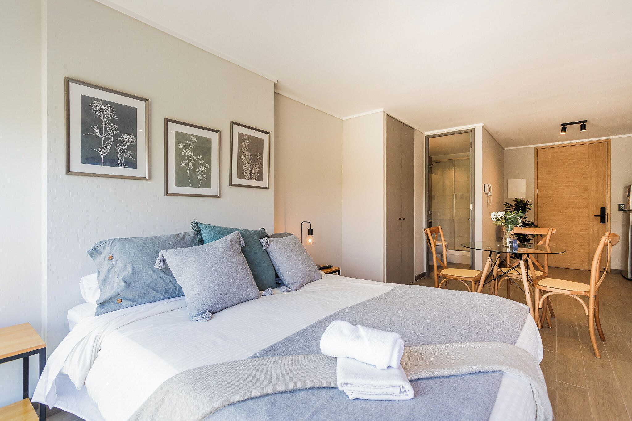 Cortinas blackout, tabla de planchar con plancha y wifi gratis 