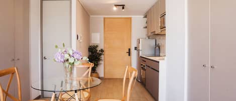 Studio, 1 Queen Bed, Pets Allowed | Dining