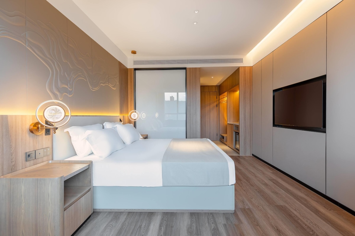 Superior Room, 1 King Bed, Non Smoking, City View
