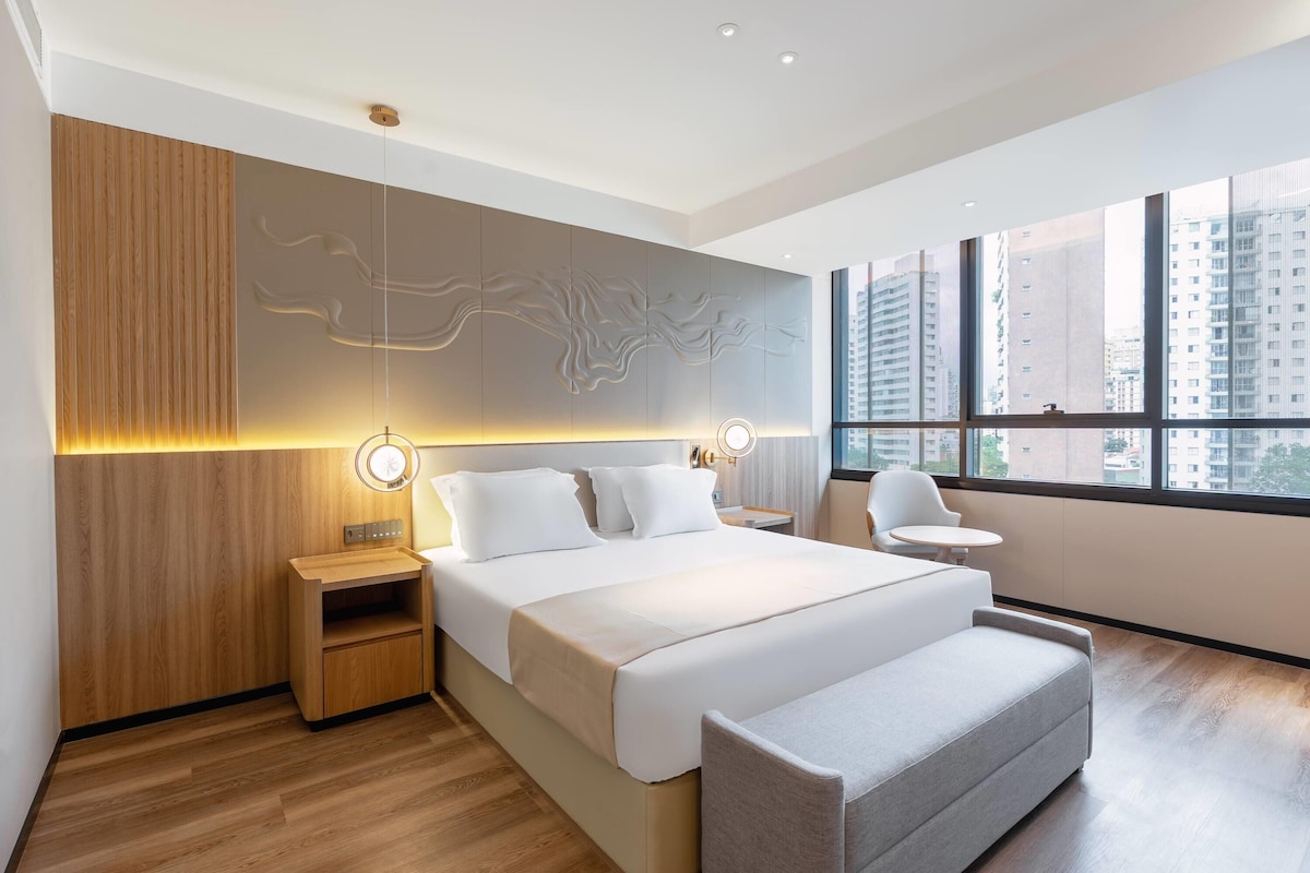 Superior Suite, 1 King Bed, Non Smoking, City View