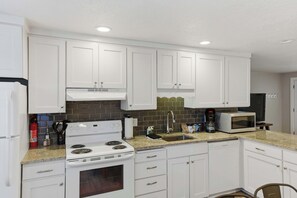 Coffee/tea maker, fridge, microwave, oven - #StayInMyDistrict NorthBend Retreat (North Bend)