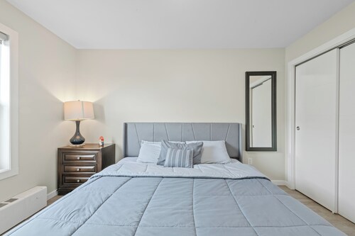 KING BED/ AC/ Henday /Whitemud