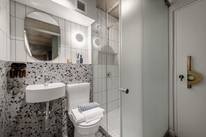 Căn hộ cơ bản, ban công | Phòng tắm | Buồng tắm vòi sen, đồ dùng nhà tắm miễn phí, máy sấy tóc, khăn tắm 