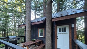 Outdoor dining - Luxury Treehouse in a Rhododendron Forest (Agassiz)