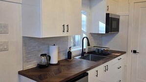 Private kitchen - Luxury Treehouse in a Rhododendron Forest (Agassiz)