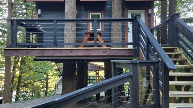 Exterior - Luxury Treehouse in a Rhododendron Forest (Agassiz)