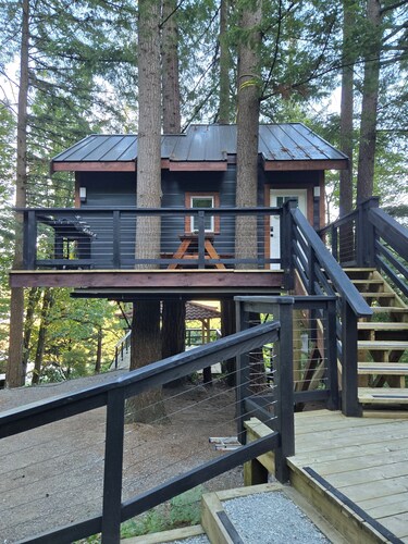 Luxury Treehouse in a Rhododendron Forest