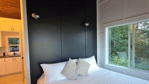 Room - Luxury Treehouse in a Rhododendron Forest (Agassiz)