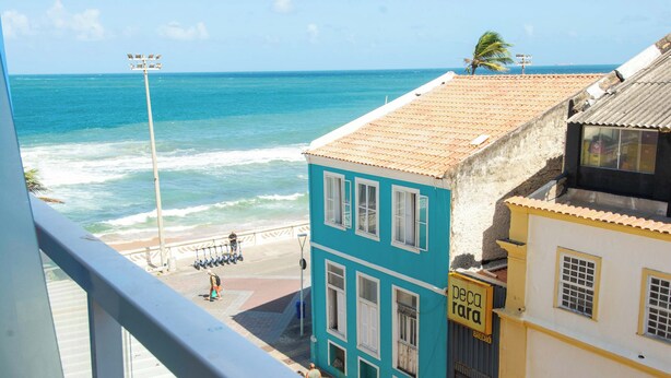 Una vista costiera con edifici, una spiaggia e l'oceano.