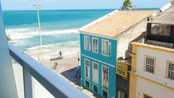 Une vue côtière avec des bâtiments, une plage et l’océan.