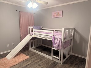 Tabla de planchar con plancha, wifi y ropa de cama 