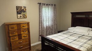 3 bedrooms, Internet, bed sheets - Relaxing 3-bedroom Retreat W/Big Private backyard (Warren)