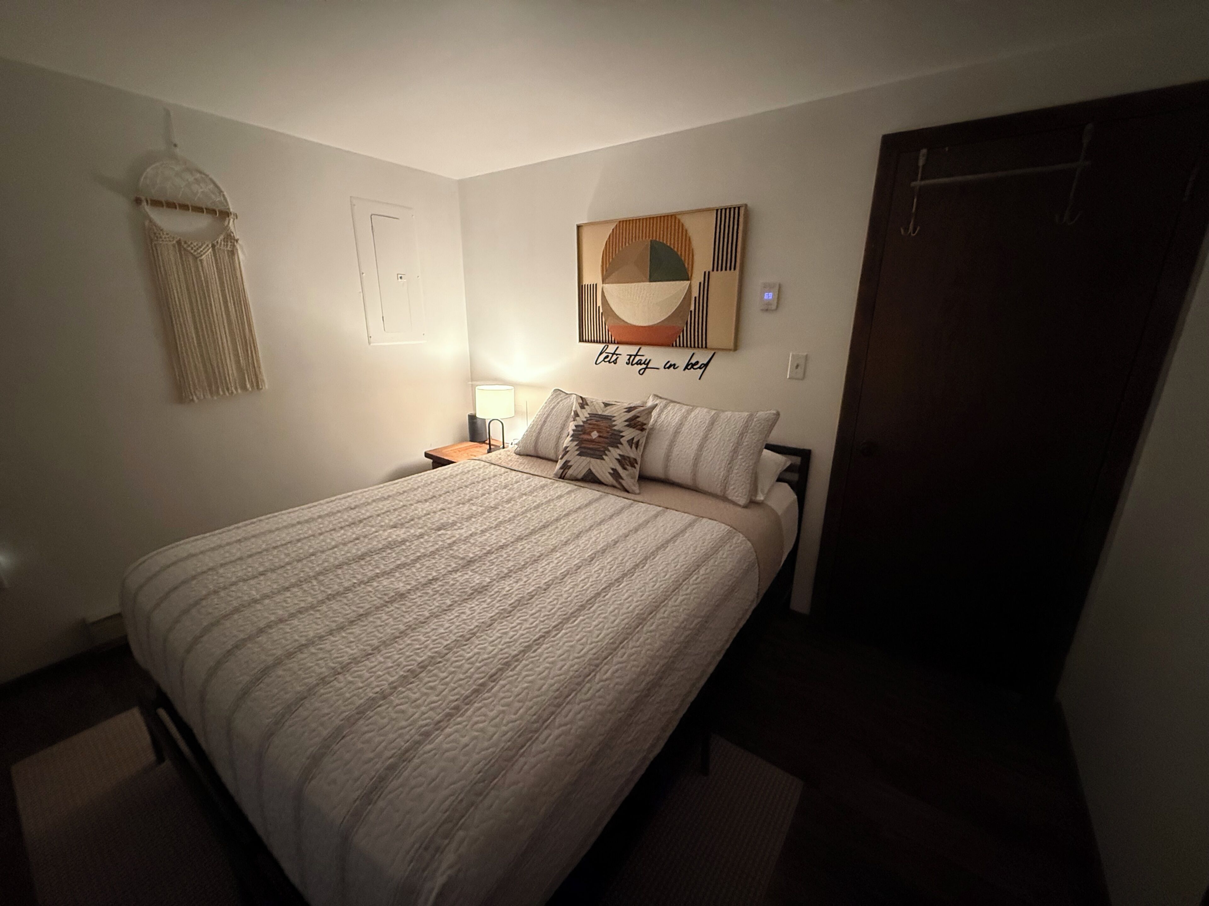Tabla de planchar con plancha, internet y ropa de cama 