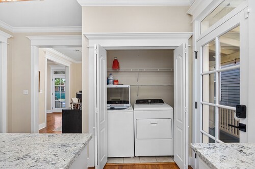 Garden District Luxury Retreat!  Homebase for Sports, Work & Families!